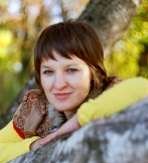 Photo zufriedene Frau in der Natur